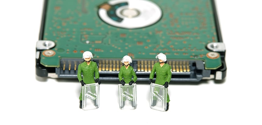 AdobeStock_560734638_bearbeitet_SHE_Blog_Datenschutz Mit Notebook und Smartphone ins Drittland_960x460px